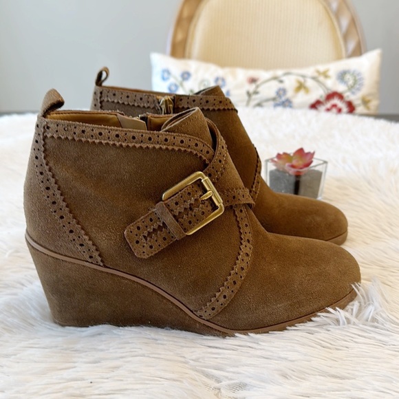 NEW Franco Sarto Arielle Brown Suede Wedge Buckle Ankle Bootie women size 8 - Picture 3 of 8